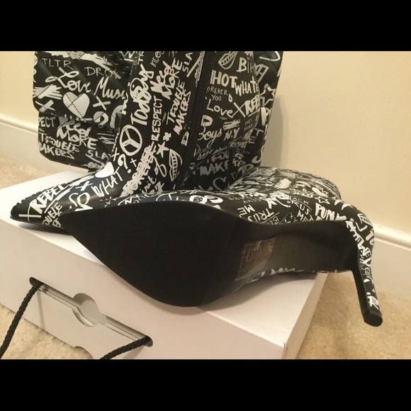 Black and white graffiti ankle booties with purse - Picture 5 of 7